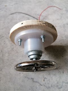 Selbstbau-Motor mit Holzplatte und Metallrad