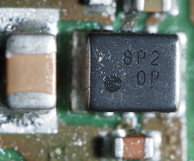 Makroaufnahme eines SMD-Bauteils auf Leiterplatte
