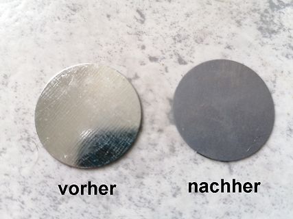 Zwei Metallplättchen vor und nach einer Behandlung