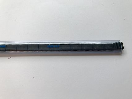 Nahaufnahme eines elektronischen Bauteils in einer Kunststoffhülse