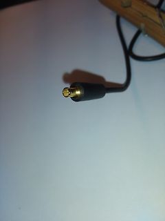 DC-Netzteilstecker auf weißem Untergrund