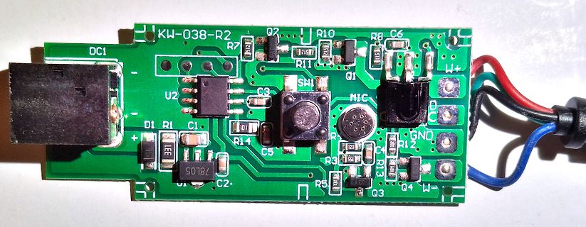 Foto einer Leiterplatte mit elektronischen Bauteilen