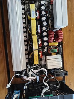 Innenansicht eines Schaltnetzteils auf Holzuntergrund