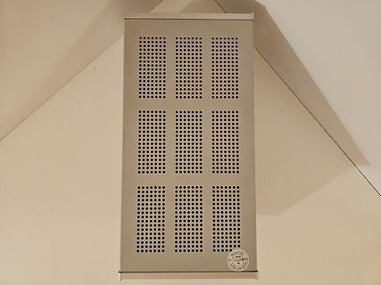 Metallgehäuse mit Belüftungslöchern