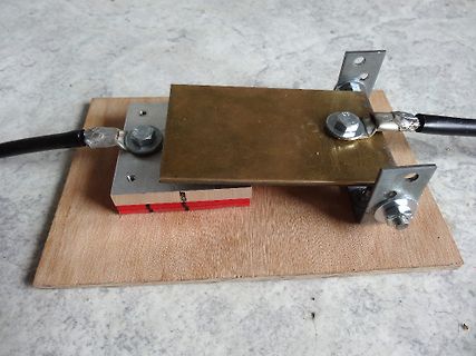 Aufbau einer Stromschiene auf Holzbrett