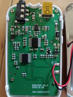 Geöffnete Elektronik mit grüner Leiterplatte
