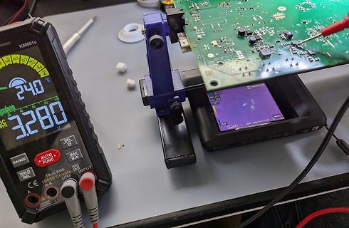 Messaufbau mit Multimeter, Wärmebildkamera und Leiterplatte