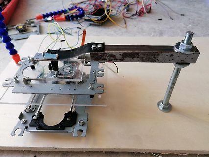 Mechanischer Aufbau mit Leiterplatte und Schraubverbindungen