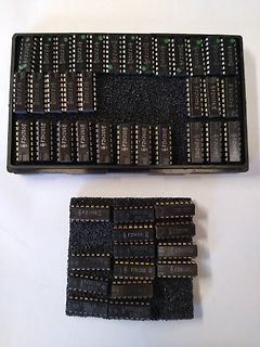 Sammlung verschiedener integrierter Schaltkreise in einer Box