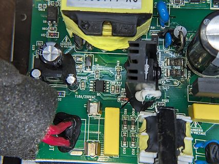 Nahaufnahme einer Leiterplatte mit elektronischen Bauteilen