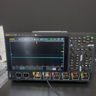 Rigol MHO5106 Digitaloszilloskop auf einem Tisch