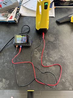 Messaufbau mit USB-Leistungsmesser und gelbem Gerät