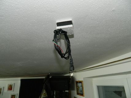 Kabel und Gehäuse an einer Decke