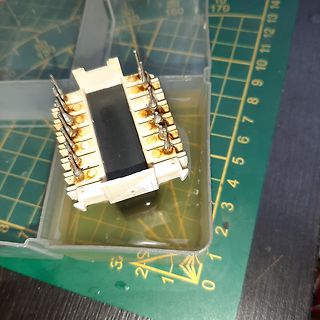 Elektronikbauteil in einer Kunststoffschale auf Schneidematte