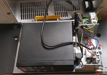 Innenansicht eines elektronischen Geräts mit Verkabelung