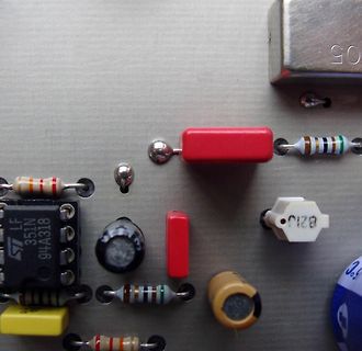 Elektronische Bauteile auf Metalloberfläche