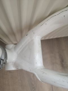 Nahaufnahme eines weißen Fahrradrahmens