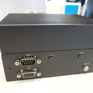 Rückseite eines elektronischen Geräts mit Anschlüssen