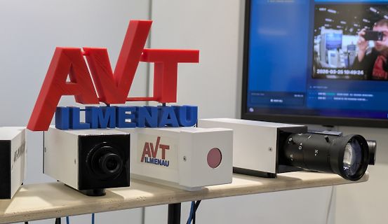 AVT Ilmenau Kamerasysteme auf Holzbrett