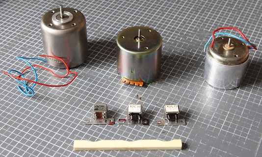 Elektromotoren und Mikroschalter auf Schneidematte