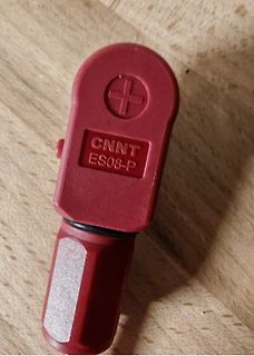 Roter Testclip oder Krokodilklemme