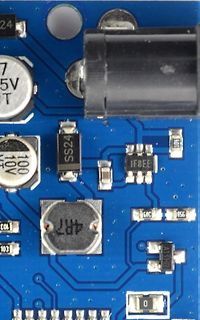 Nahaufnahme einer blauen Leiterplatte mit elektronischen Bauteilen
