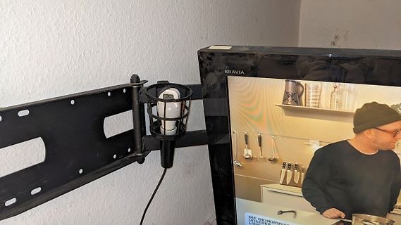 Fernseher mit improvisierter Halterung für einen Sensor