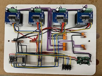 Elektronischer Aufbau auf Holzplatte mit Modulen und Verkabelung