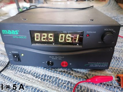 Labornetzteil mit Digitalanzeige