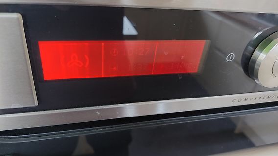 Rotes Display eines Backofens