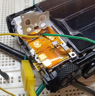 Geöffnetes elektronisches Gerät mit Flex-Leiterplatte und Kabeln