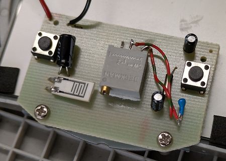 Leiterplatte mit elektronischen Bauteilen und Potentiometer