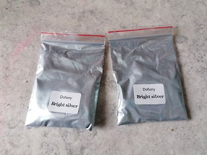 Zwei Beutel mit silbernem Pulver