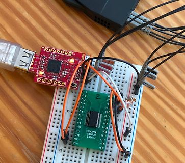 Mikrocontroller-Aufbau auf Breadboard mit USB-Modul