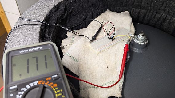 Messaufbau mit Multimeter und Breadboard