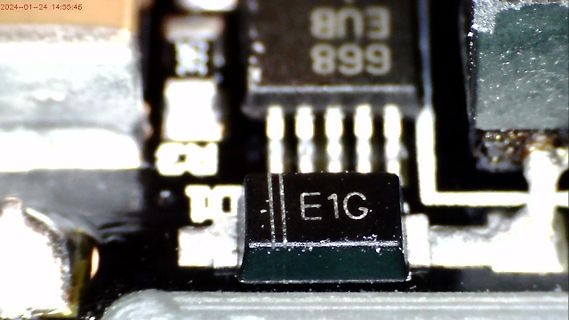 Makroaufnahme elektronischer Bauteile auf Leiterplatte