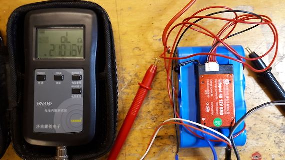 Multimeter und LiPo-Akku mit Messaufbau