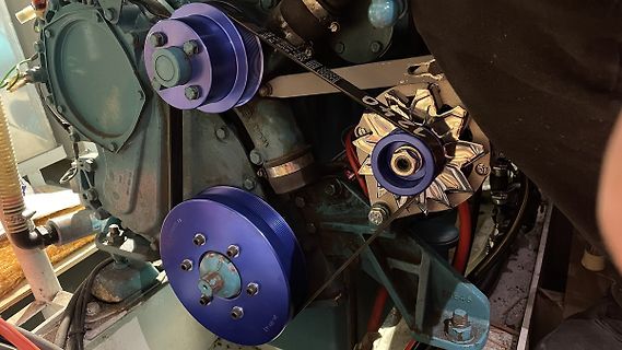 Motor mit Riemenantrieb und blauen Riemenscheiben