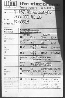 Aufkleber mit Anschlussbelegung eines ifm electronic Sensors
