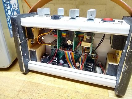 Innenansicht eines geöffneten elektronischen Geräts