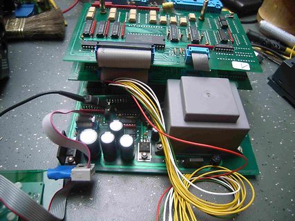 Mehrere Leiterplatten mit elektronischen Bauteilen und Kabeln