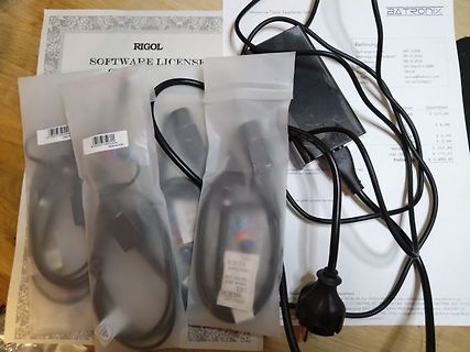 Kabel und Dokumente auf Holztisch