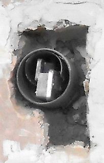 Metallischer Gegenstand in einer Wandöffnung
