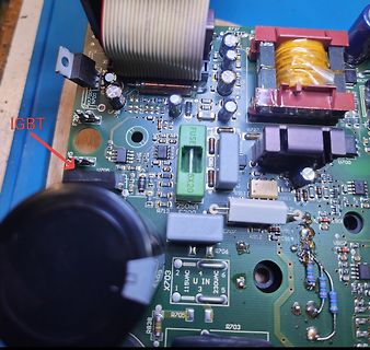 Nahaufnahme einer bestückten Leiterplatte mit IGBT-Markierung