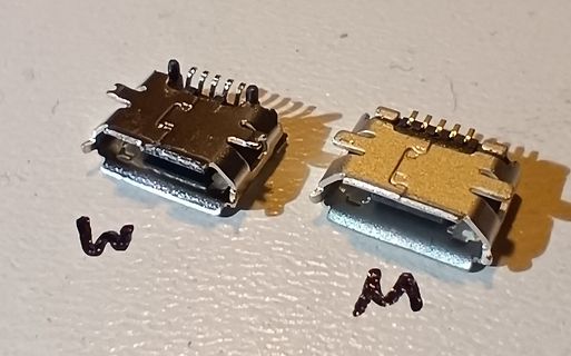 Zwei Micro-USB Buchsen auf weißem Untergrund