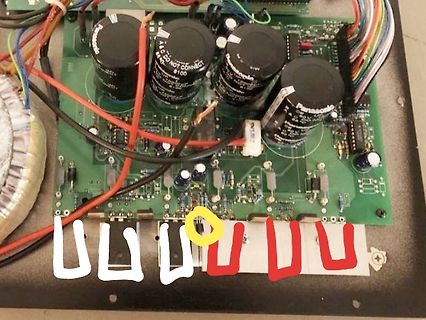 Leiterplatte mit Elektrolytkondensatoren und Verkabelung
