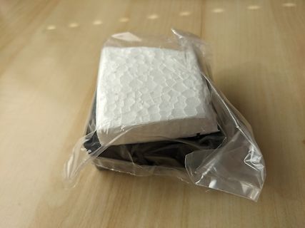 Weißer Schaumstoffblock in Plastikverpackung