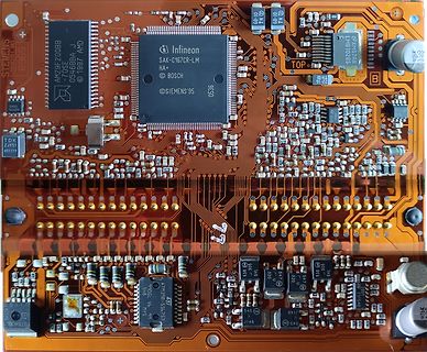 Nahaufnahme einer Leiterplatte mit Infineon Mikrocontroller