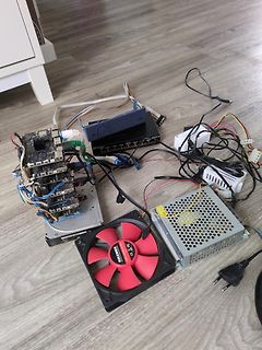 Elektronikkomponenten und Netzteile auf Boden