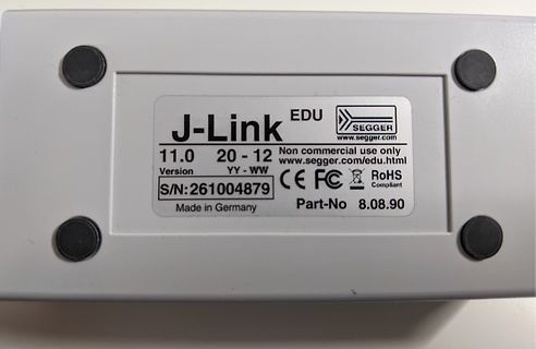 Typenschild eines J-Link EDU Segger Debuggers